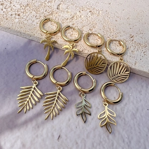 Set aus goldenen Edelstahl-Ohrringen mit Kokosnussbaum- und Blattmotiven auf Naturstein