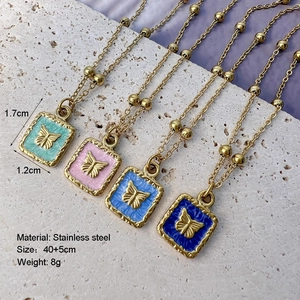 Collier élégant en acier inoxydable doré avec pendentif papillon et détails en émail