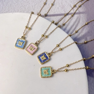 Colliers pendentifs papillon carrés en émail coloré avec chaînes à billes dorées