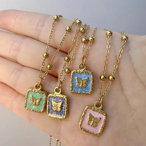 Lot de quatre colliers à pendentif papillon carré en émail coloré et fini doré