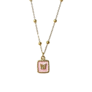 Collier en or élégant avec pendentif carré en émail rose et breloque papillon 3D