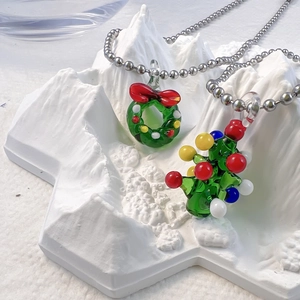 Collier de Noël avec pendentifs sapin et couronne en verre sur chaîne à billes argentée