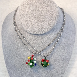 Collier pendentif sapin et couronne de Noël en verre avec chaîne à billes acier