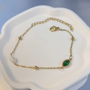 Detailansicht vergoldetes Edelstahl-Armband mit grünem Zirkon und barocker Perle