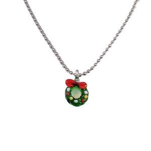 Collier avec pendentif couronne de Noël et pois colorés sur une chaîne à boules