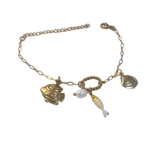 Goldenes Edelstahl-Armband mit Meeresmotiven wie Seestern, Muschel und Perlenanhänger