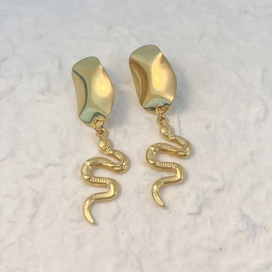 Polished 18K gold snake drop earrings with textured S-shape design for women
