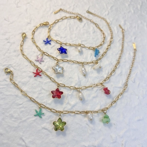 Lot de 4 bracelets dorés avec breloques étoiles de mer, cristaux colorés et perles