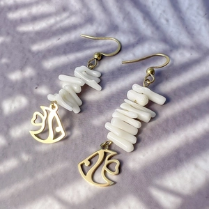 Détail des boucles d'oreilles poisson tropical avec perles en nacre et pendentifs