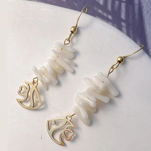 Boucles d'oreilles bohèmes poisson tropical en or avec perles de corail blanc de plage