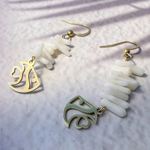 Boucles d'oreilles poisson tropical avec perles de corail blanc et crochets dorés