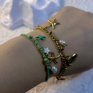 Ensemble de bracelets superposés étoiles de mer et perles dorées avec corde vert menthe