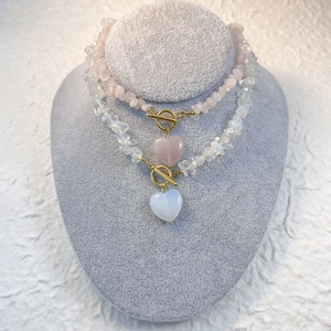 Colliers en quartz rose et opale avec pendentif cœur et fermoir à bascule doré