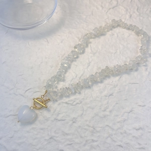 Détail du collier en perles de quartz avec fermoir OT doré et pendentif en cœur