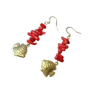 Boucles d'oreilles poisson tropical avec perles corail rouge et breloques dorées pour plage