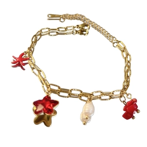 Bracelet doré en acier inoxydable avec pendentifs étoile rouges et perle blanche