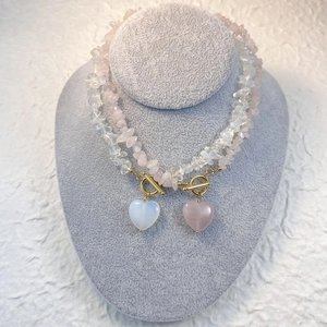 Colliers en quartz rose et opale avec pendentifs cœur dorés et fermoirs en T