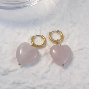 Orecchini a cerchio in acciaio inossidabile dorato con pendenti a cuore in quarzo rosa