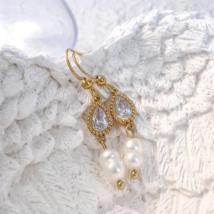 Boucles d'oreilles en acier doré avec zircons gouttes et perles baroques blanches