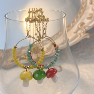 Boho Gold-Creolen mit bunten Perlen und niedlichen Pilz-Anhängern für Damen