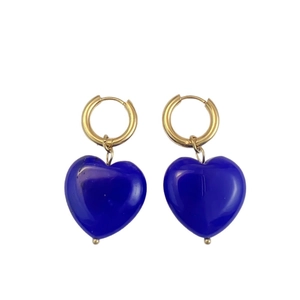 Orecchini alla moda con ciondolo a cuore in pietra blu scuro e ganci a cerchio oro