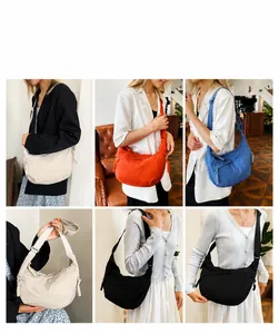 Collage van vier halve maan crossbodytassen in beige oranje blauw en zwart nylon stof