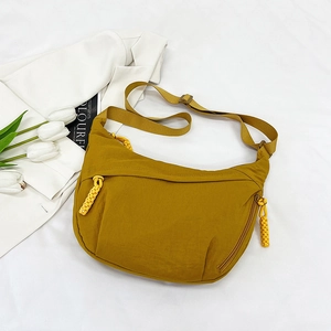 Modieuze mosterdgele dumpling crossbody tas met een verstelbare brede schouderband