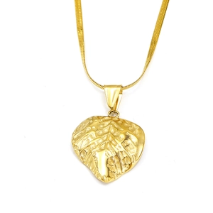 Collier en acier titane plaqué or 18k avec pendentif feuille de cœur texturé
