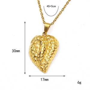 Pendentif fraise en acier titane plaqué or 18k avec dimensions détaillées