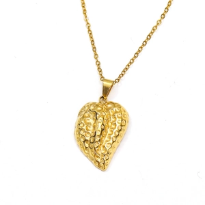 Collier cœur en or 18 carats de style français avec texture martelée et pendentif tordu