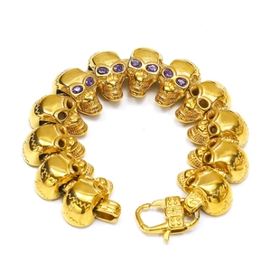 Bracciale teschio in oro 18k stile gotico con zirconi viola e chiusura a moschettone
