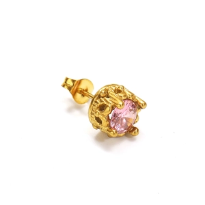 Boucles d'oreilles couronne en titane doré avec zircon rose rond sur fond blanc épuré