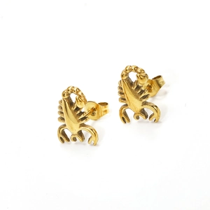 Par de pendientes de escorpión dorado en acero inoxidable de estilo punk y moderno