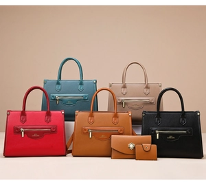 Detailansicht des Taschen-Sets aus luxuriösem Leder mit Narbenstruktur in fünf Farben