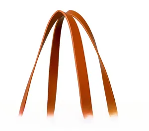 Gros plan sur la poignée ergonomique et lisse du sac à main orange en patchwork