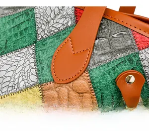 Détail de la poignée renforcée avec couture en V et cuir gaufré multicolore de sac