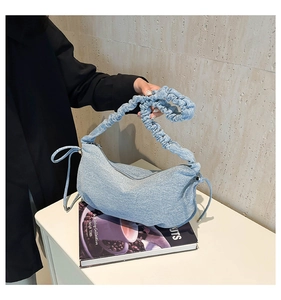 Λεπτομέρεια γαλάζιας τσάντας denim cloud με σούρες στον ιμάντα και υφή με κορδόνι