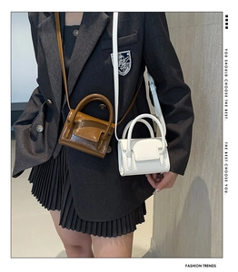 Mini sacs bandoulière marron et blanc portés par un mannequin pour l'effet de taille