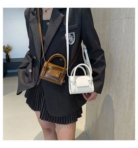 Mini sacs carrés en similicuir marron foncé et blanc avec poignée et bandoulière