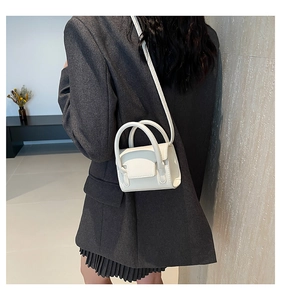 Mini sac bandoulière blanc avec doubles poignées circulaires en cuir PU minimaliste