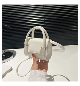 Détails du mini sac à main blanc avec poignée et bandoulière amovible pour femme élégante