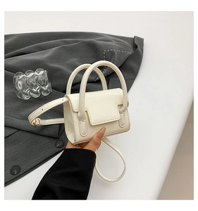 Mini sac à main blanc en simili cuir porté à la main avec une bandoulière réglable fine