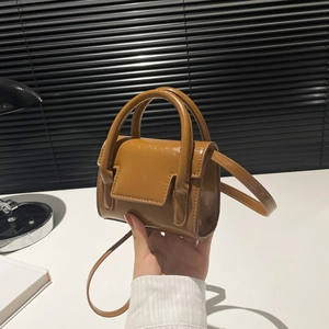 Mini sac à main verni marron caramel avec doubles poignées et bandoulière amovible
