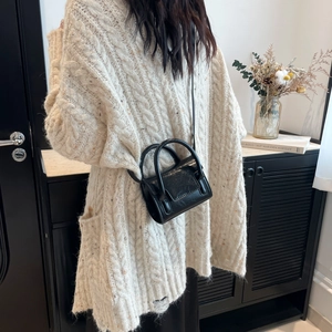 Mini sac à bandoulière chic en cuir noir à texture craquelée avec poignée supérieure