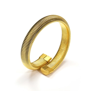 Bracciale rigido dorato minimalista con strisce testurizzate e finitura a spirale