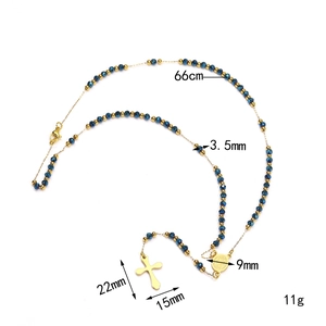 Collier vintage de style catholique avec croix dorée, perles bleues et médaille