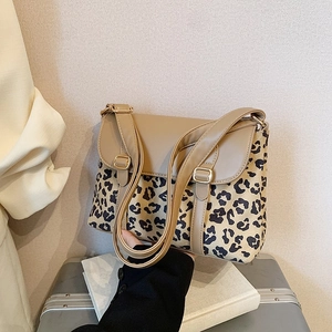Minimalist leopard print crossbody bag with beige leather strap and gold metal buckles