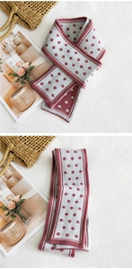 Dettaglio di sciarpa in maglia grigia con pois rossi e trama jacquard rifinita