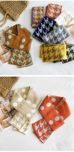 Flat lay di sciarpe in maglia a pois e pied-de-poule con decorazioni nordiche