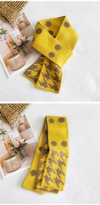 Dettaglio di sciarpa a maglia con pois gialli e motivi pied-de-poule classici